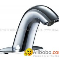 automatic lavatory faucet bathtub water tap with sensor at water outlet