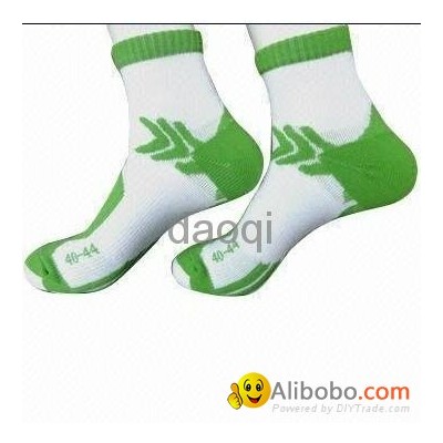 Running socks with allover elastane and selective terrypicture1